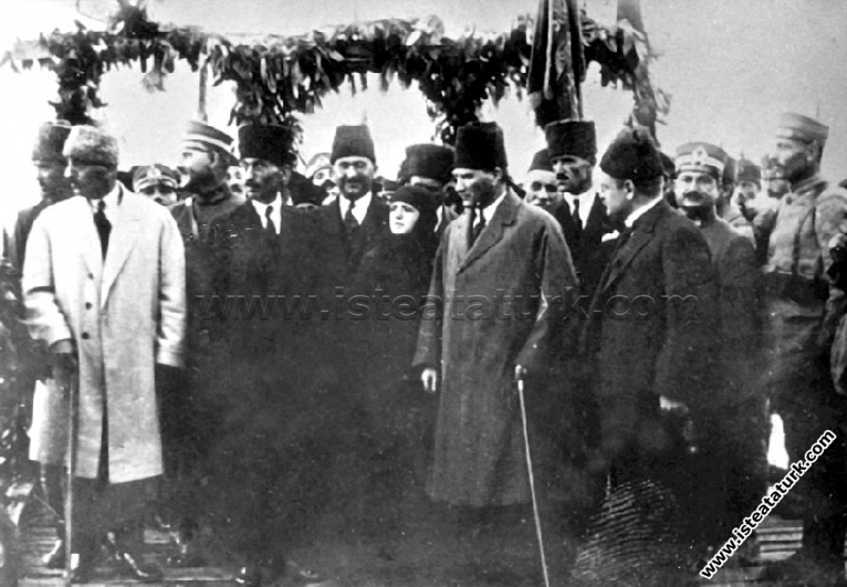 Gazi Mustafa Kemal Paşa'nın Adana'da Eşi Latife...