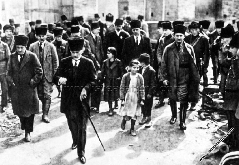 Adana'da Sanayi Mektebi'ni gezdikten sonra halk'ın arasında vilayet konağına dönerken. (16.03.1923) 