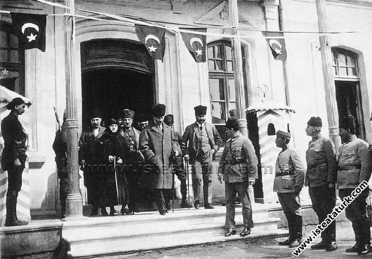 Gazi Mustafa Kemal Paşa, Adana gezisinde eşi Lat...