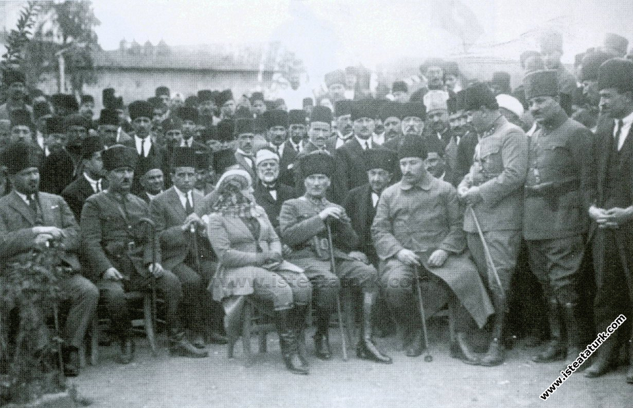 Mersin Millet Bahçesi’nde eşiyle birlikte. (17 Mart 1923)