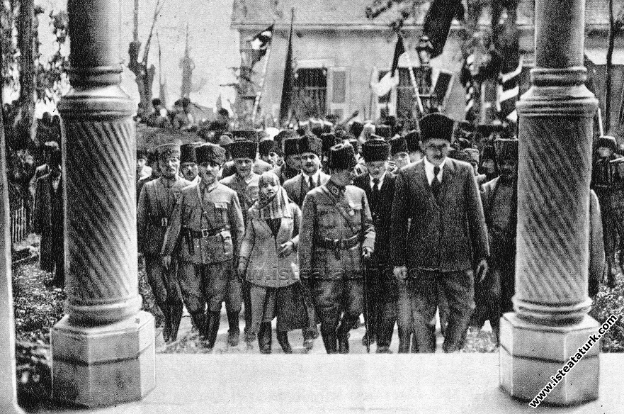 Mersin'de Latife Hanım'la birlikte hükümet binasına girişi. (17 Mart 1923)