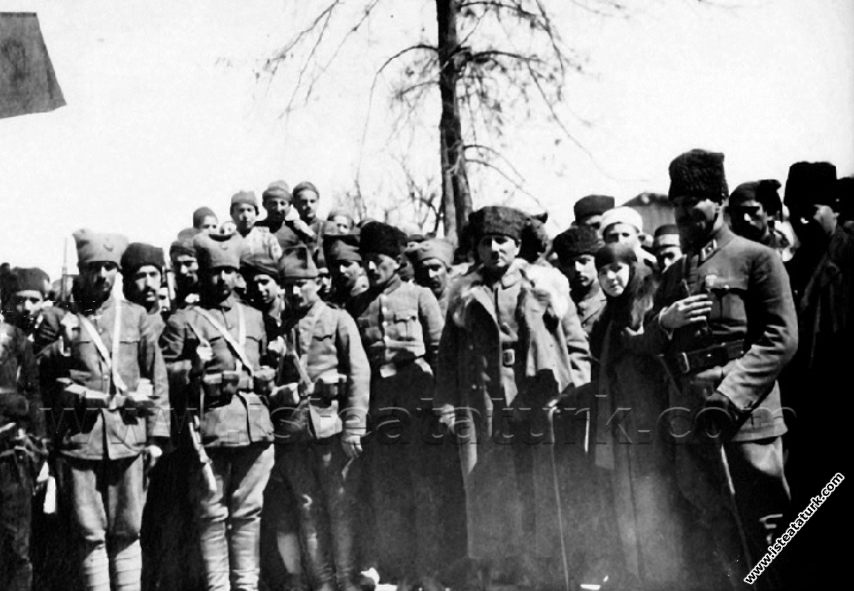 Gazi Mustafa Kemal Paşa, Konya gezisinde eşi Latife Hanım'la birlikte. (20-23.03.1923)