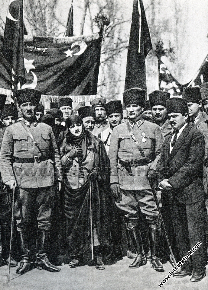 Gazi Mustafa Kemal Paşa yanında Eşi Latife Han�...