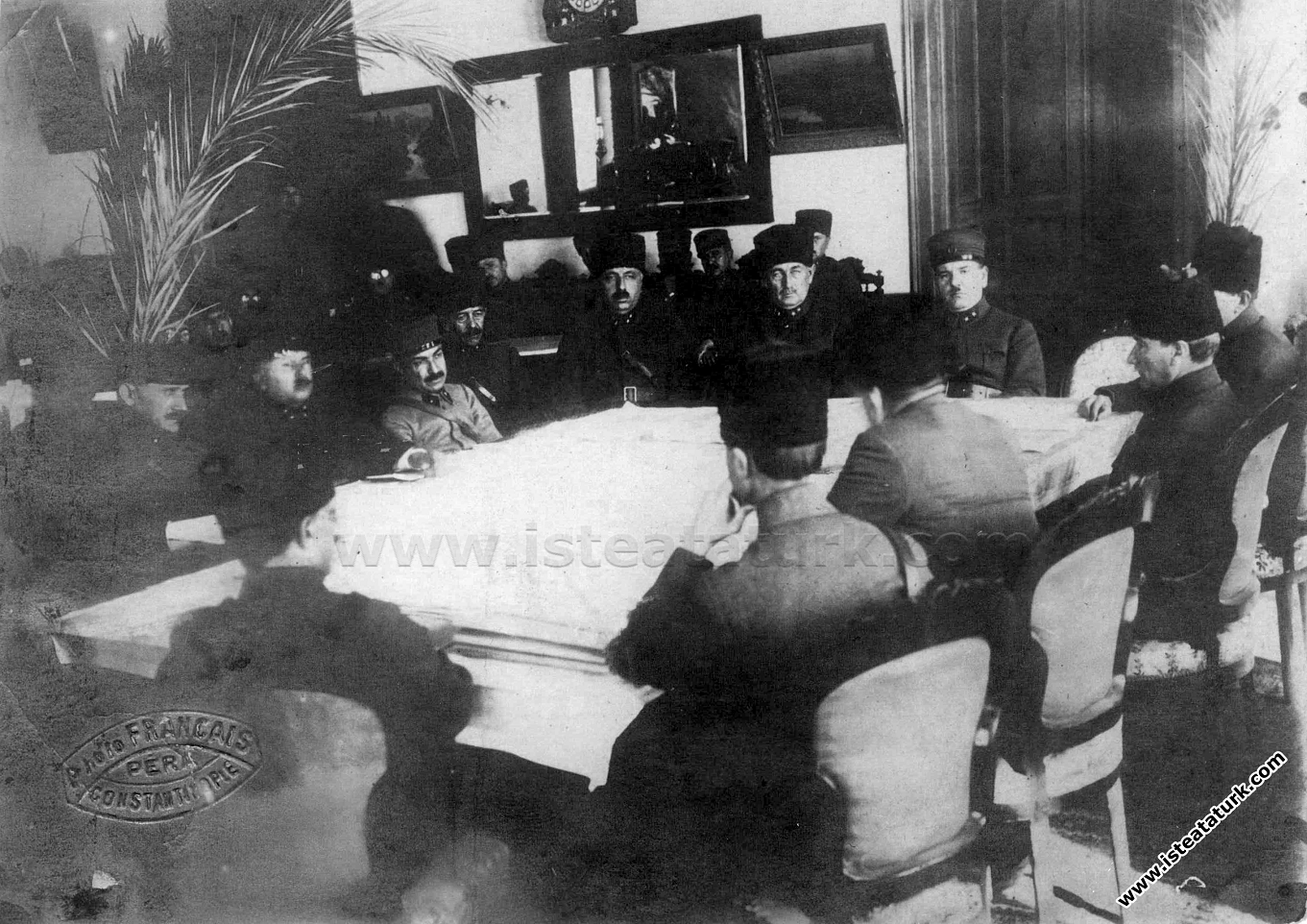 İzmir Ordu Evi'nde Kurtuluş Savaşı komutanlarıyla Harp Oyunları'nın açılış toplantısında. (15.02.1924)