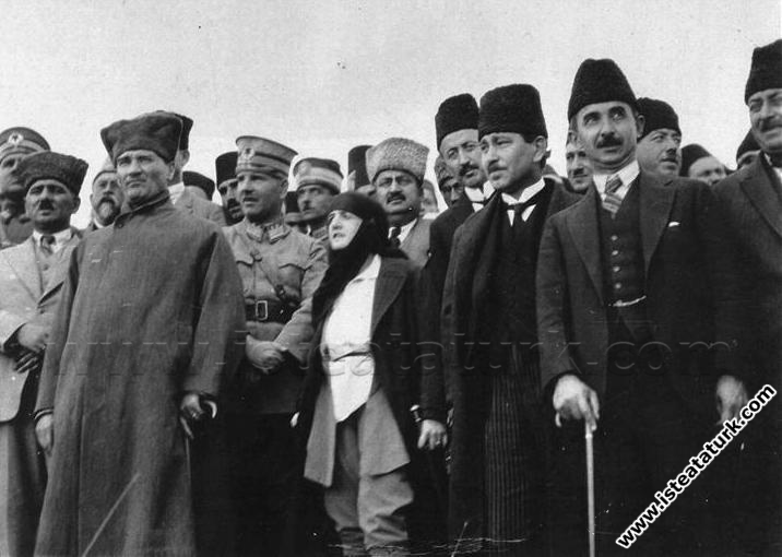 Cumhurbaşkanı Gazi Mustafa Kemal, Dumlupınar Anıtı'nın temel atma töreninde. (30.08.1924)