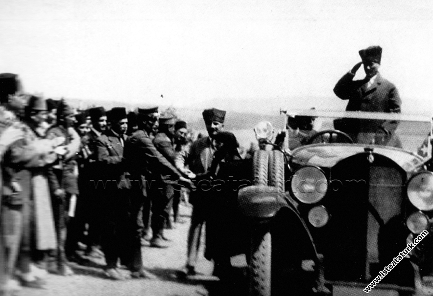 Cumhurbaşkanı Gazi Mustafa Kemal, Dumlupınar Anıtı'nın temel atma töreninde. (30.08.1924)