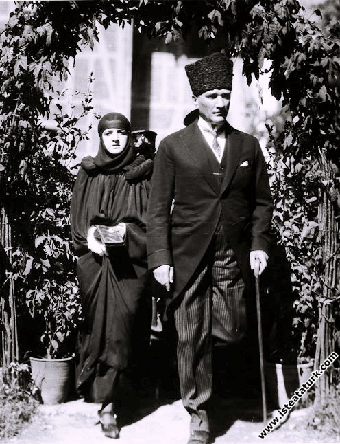 Mustafa Kemal Paşa, eşi Latife Hanım'la birlikt...