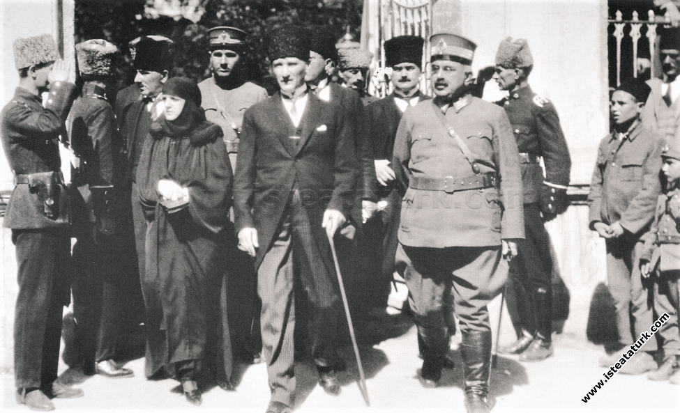 Mustafa Kemal Paşa, eşi Latife Hanım ve General...