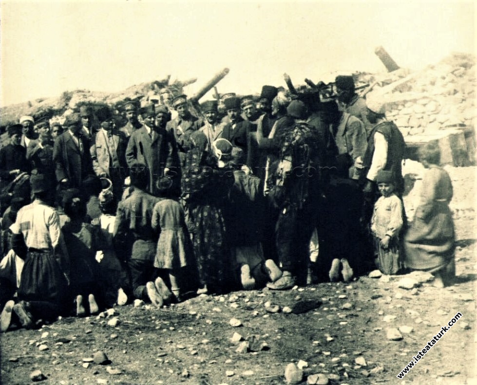 Erzurum Hasankale'de (Pasinler) vatandaşlar arasında. (02.10.1924)
