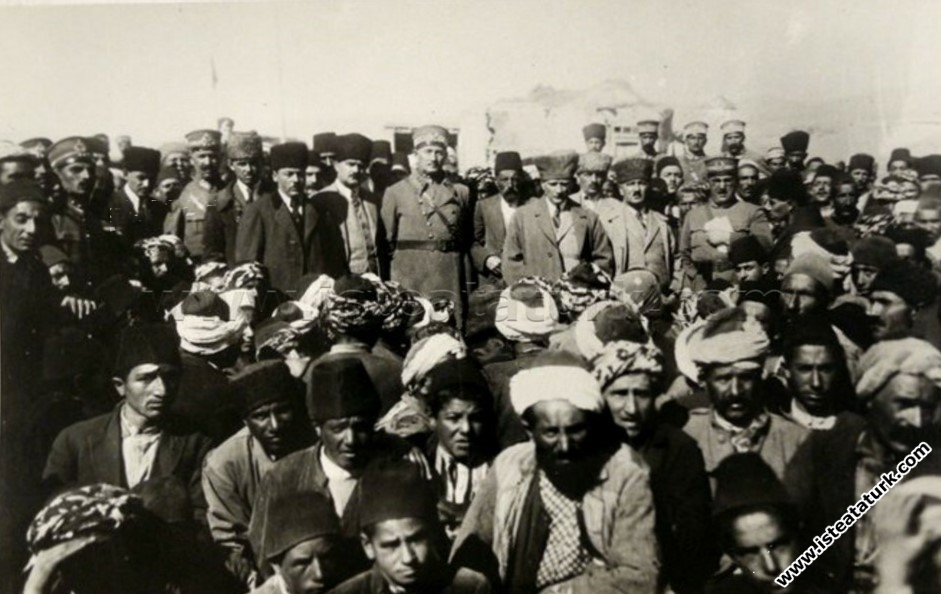 Erzurum Hasankale'de (Pasinler) vatandaşlar arasında. (02.10.1924)