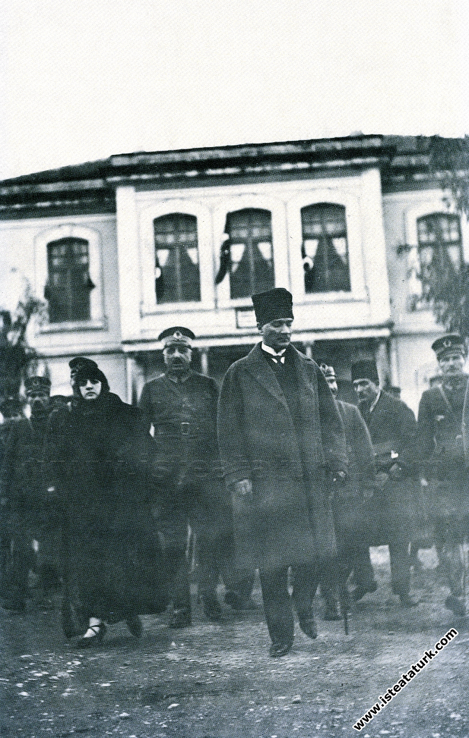 Mustafa Kemal Paşa, Latife Hanım ile birlikte Ka...