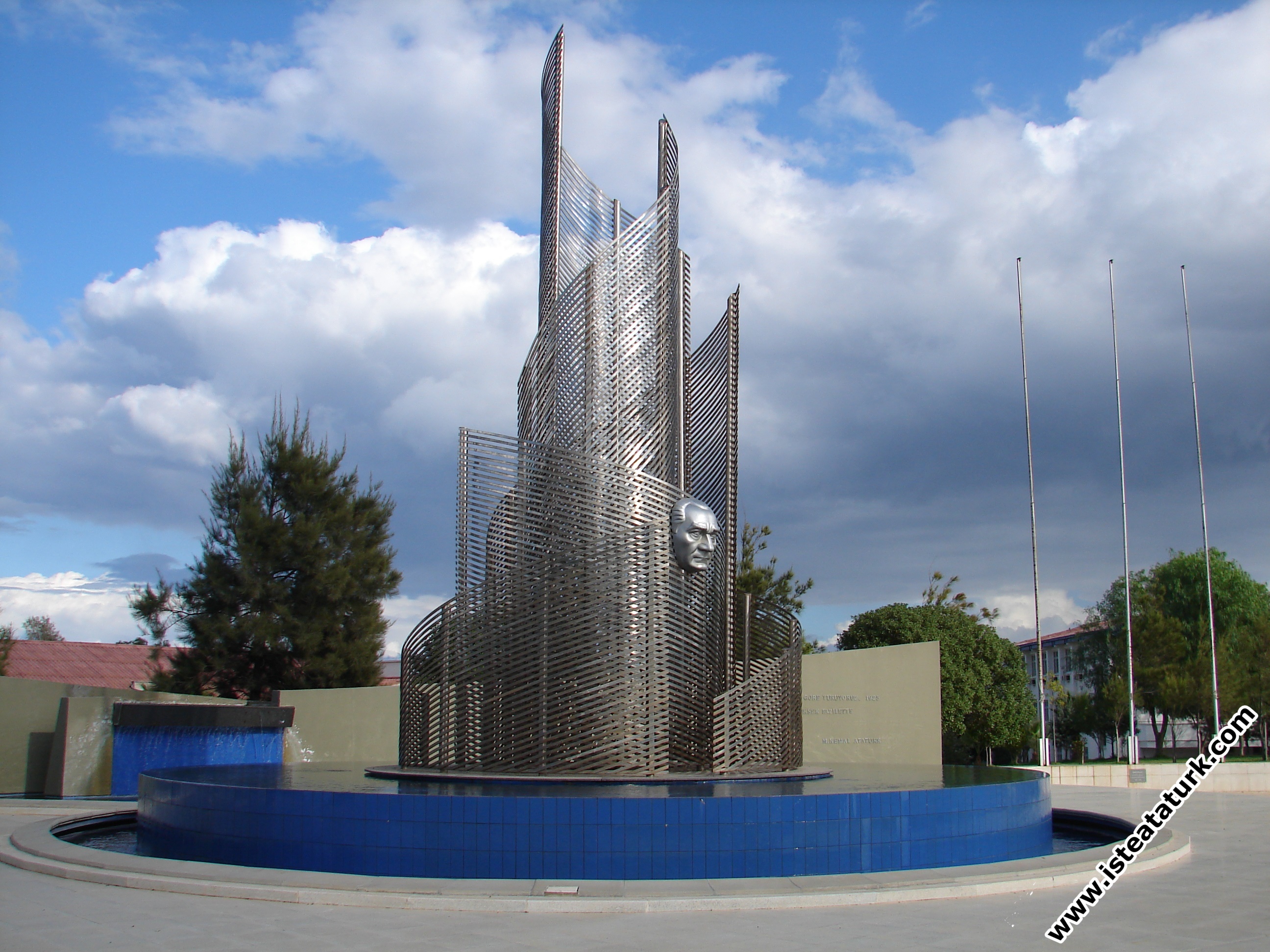 Kıbrıs Doğu Akdeniz Üniversitesi Atatürk Anıtı