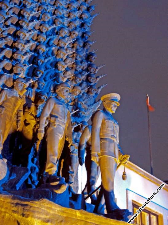 Atatürk ve Harbiyeli Anıtı