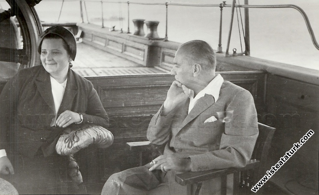 Ertuğrul Yatında Afet İnan ile birlikte. (1935)