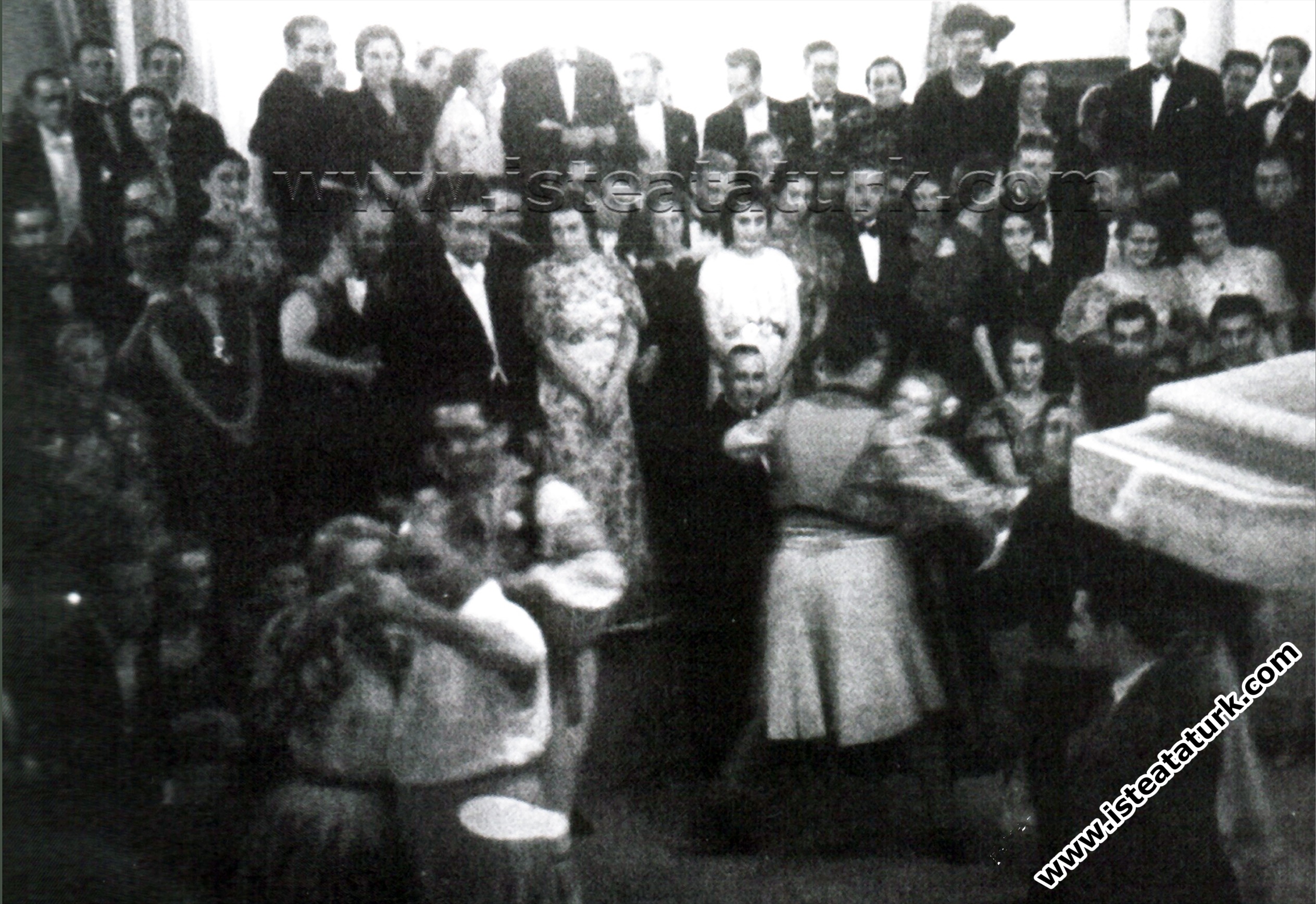 Beylerbeyi Sarayı'nda düzenlenen, Balkan Ülkeleri halk oyunları ekiplerinin katıldığı festivalde.(2-3 Eylül 1936)