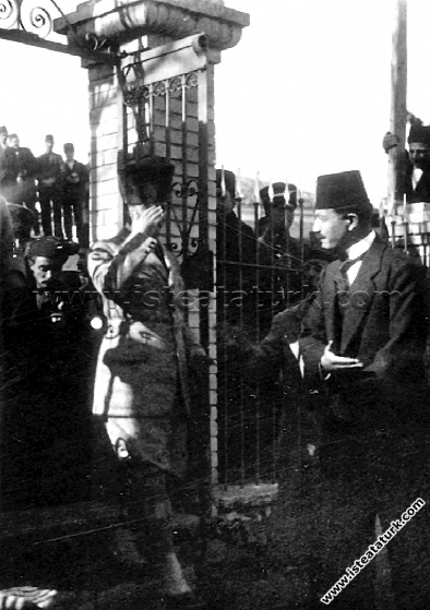 Annesinin mezarını ziyaret ettikten sonra haziresinde annesinin mezarının bulunduğu Ferik Osman Paşa Cami'inden çıkarken. (27 Ocak 1923)
