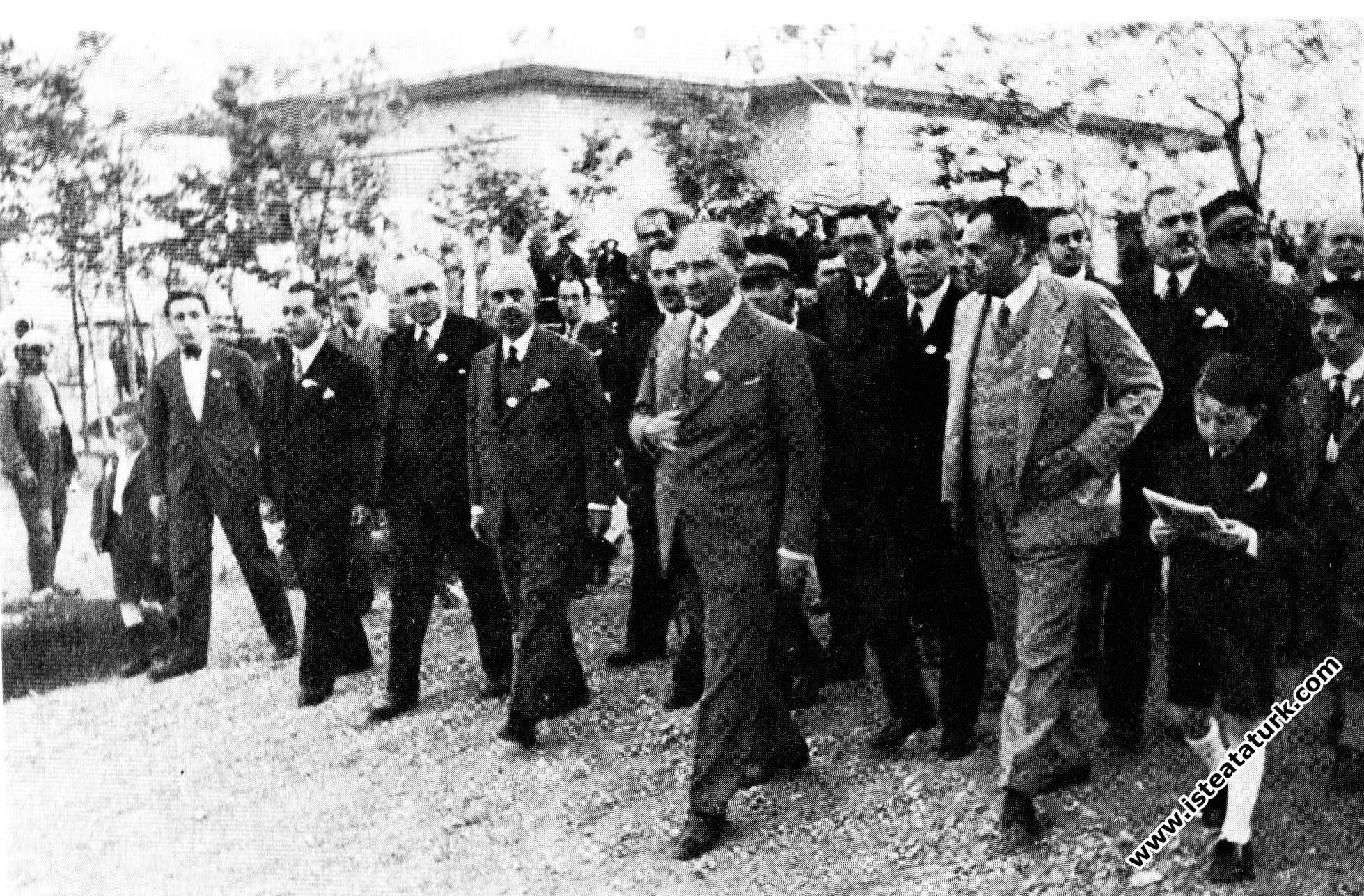 Atatürk Gazi Orman Çiftliği’nin yıldönümü kutlamalarına gelirken. (25 Mayıs 1933)