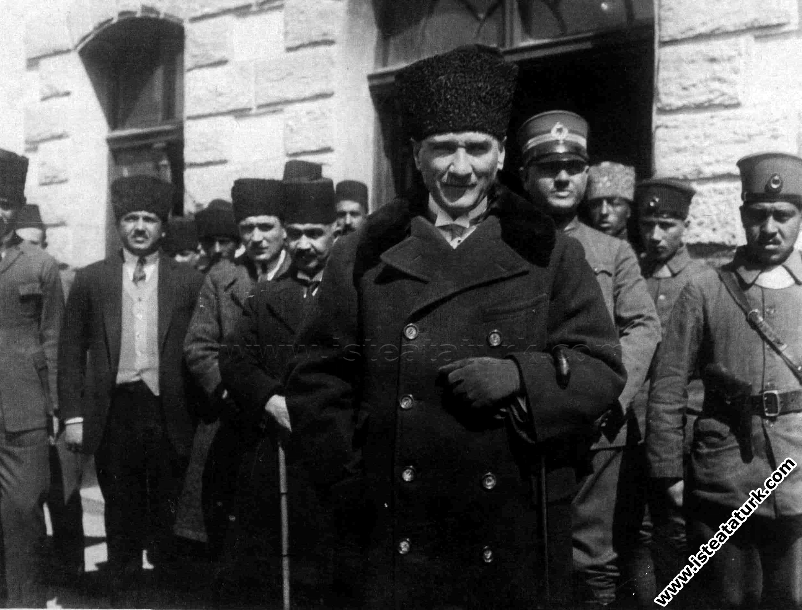 Mustafa Kemal Atatürk, Paris'e sefir olarak giden Fethi Okyar'ı uğurlamak için Ankara İstasyonu'na gelirken. (27.03.1925) 