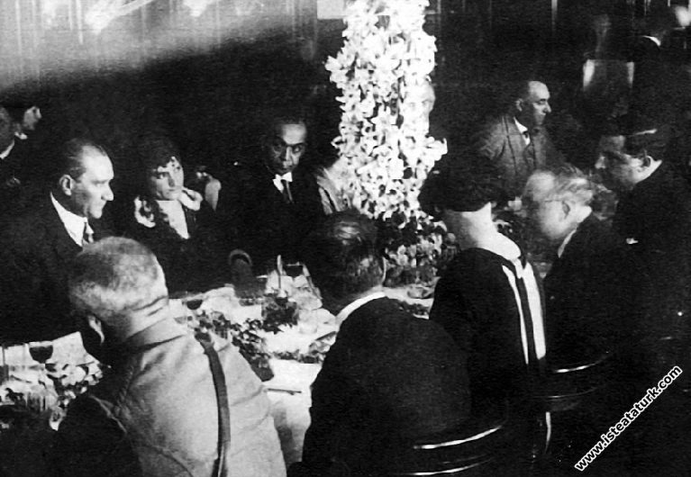 Mustafa Kemal Karadeniz Vapuru'nda öğle yemeği yerken, Mudanya. (13 Haziran1926)