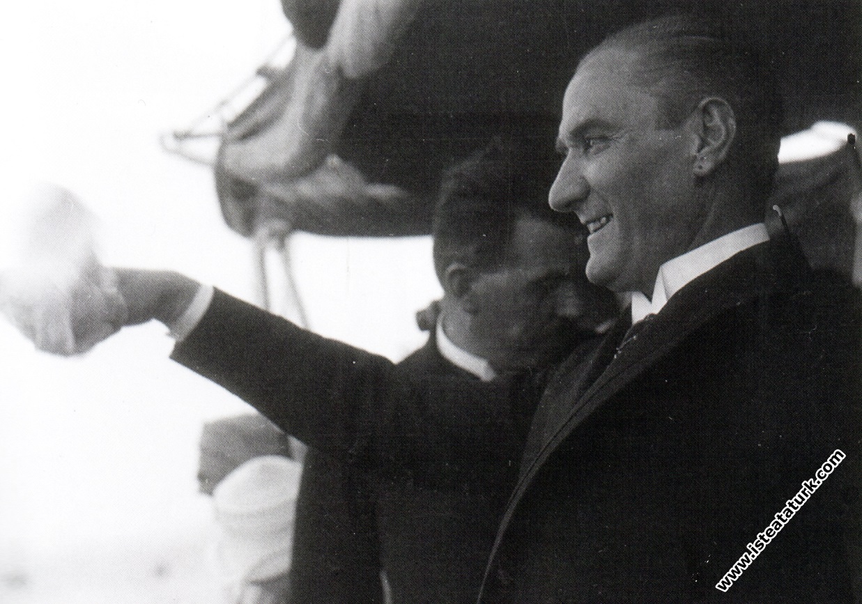 Mustafa Kemal Ertuğrul Yatı ile İstanbul'a girerken İstanbulluları selamlıyor. (01.07.1927)