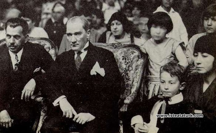 Ankara Palas’ta düzenlenen bir çocuk balosunda çok sevdiği, Türk çocukları arasında. (23.04.1929)