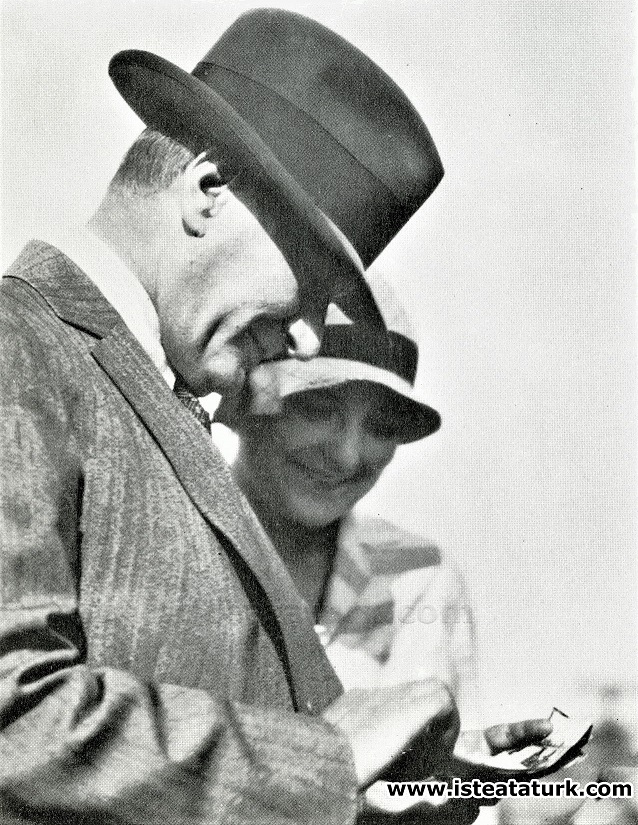 Mustafa Kemal Atatürk  fotoğrafçısı Cemal Işıksel tarafından daha önce daha çekilmiş fotoğraflarını inceliyor. (04 Temmuz 1929)
