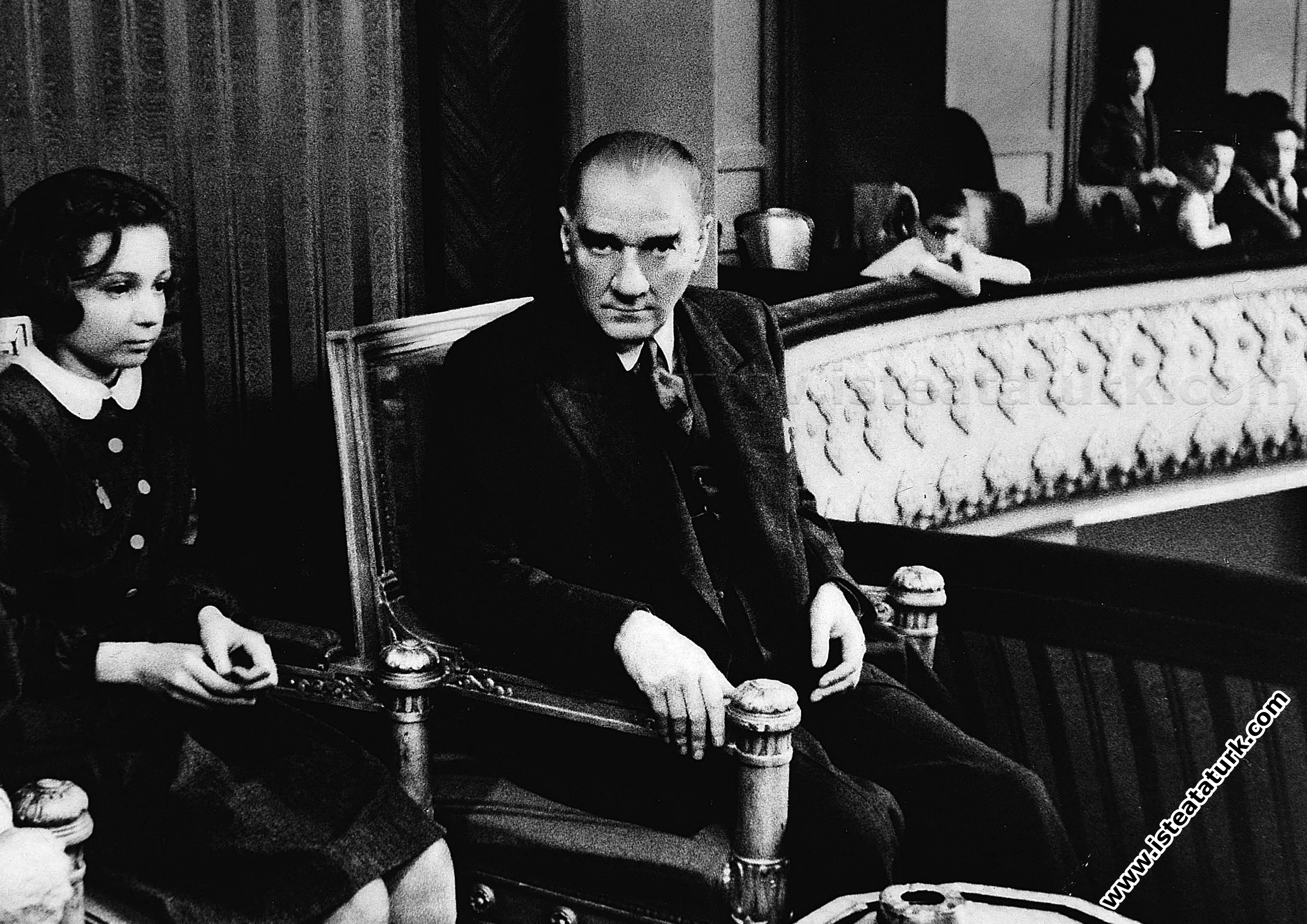 Mustafa Kemal Atatürk Ankara Halkevi'nde Türk Maarif Kolleji'nin çocuk opereti temsilinde. (26.05.1937)