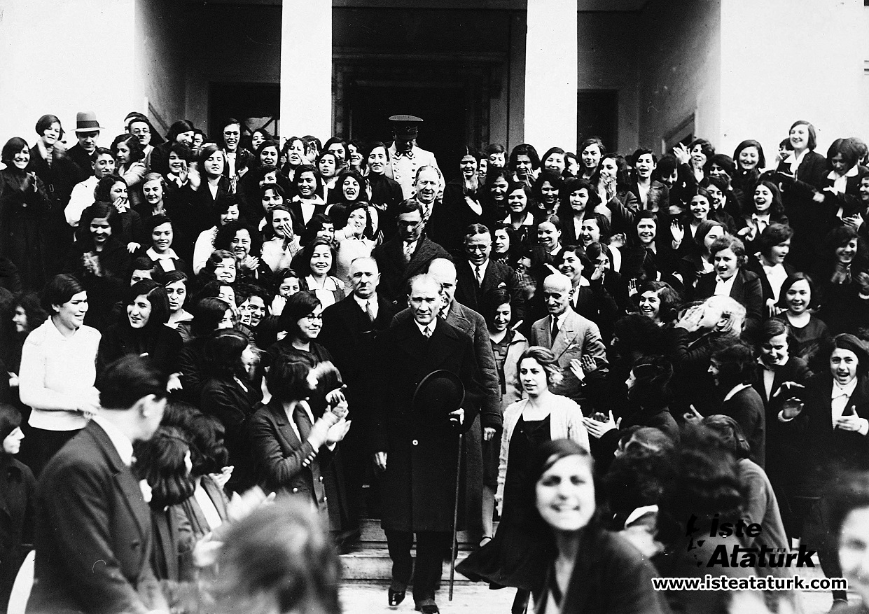  Atatürk İzmir Kız Lisesi'nden ayrılırken, ö...