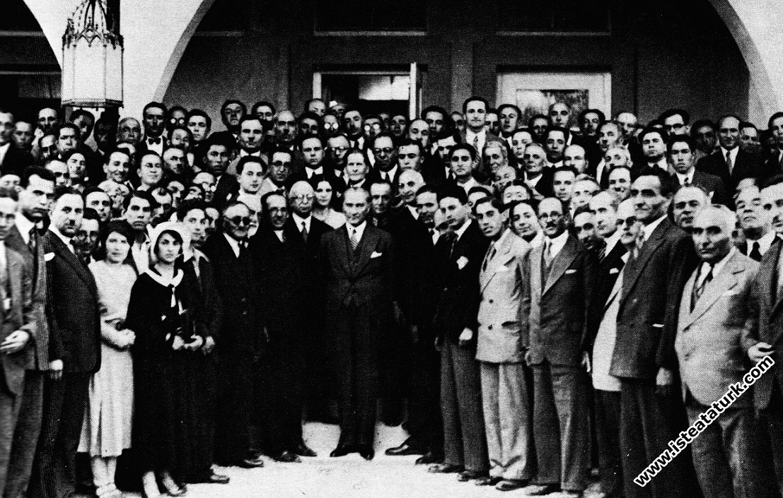 Atatürk ve 1. Tarih Kurultayı delegeleri verilen ziyafetten sonra, Marmara Köşkü'nde. (8 Temmuz 1932)