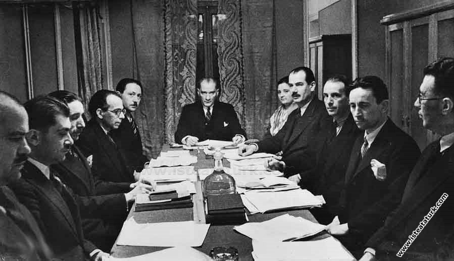 Atatürk Türk Dil Kurumu toplantısına başkanlık ederken. (04.01.1933)