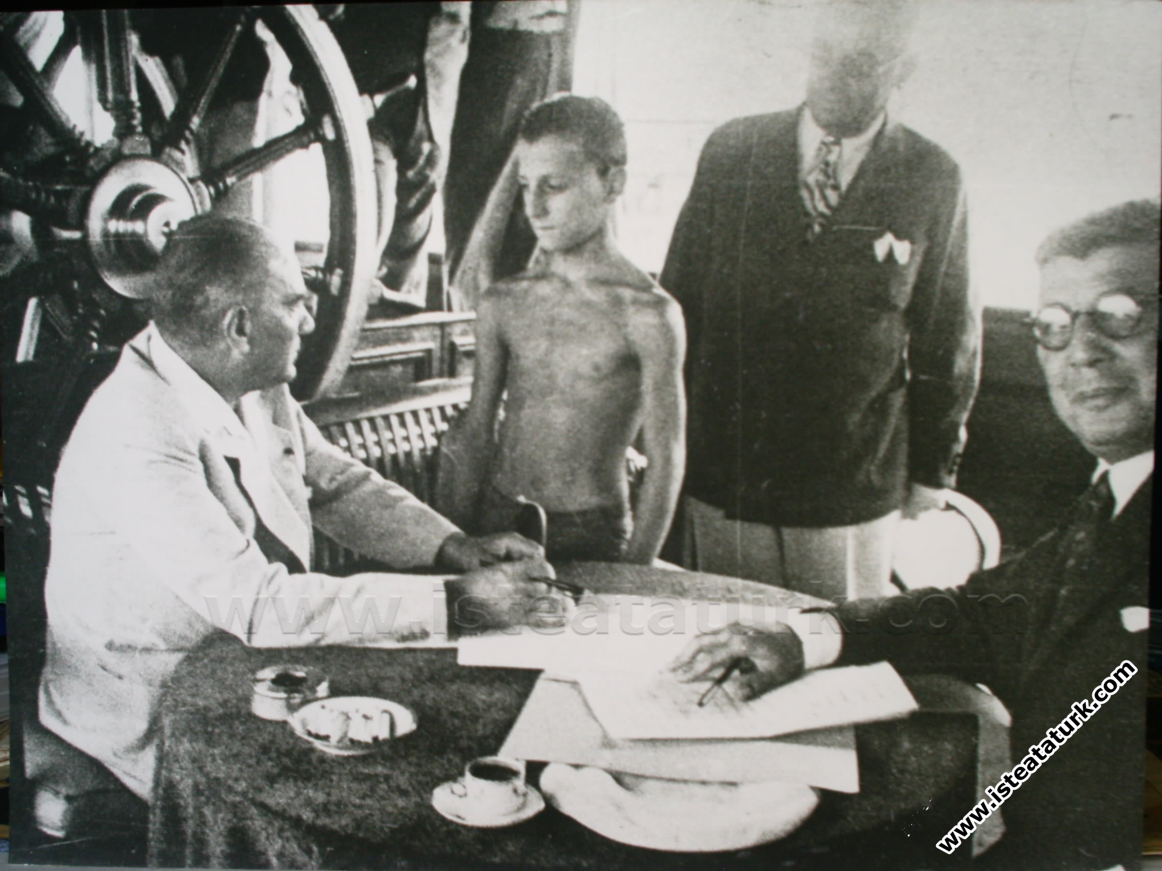 Atatürk Ertuğrul Yatı’nda Hasan Esat isimli çocukla ilgilenirken. (09.08.1936)