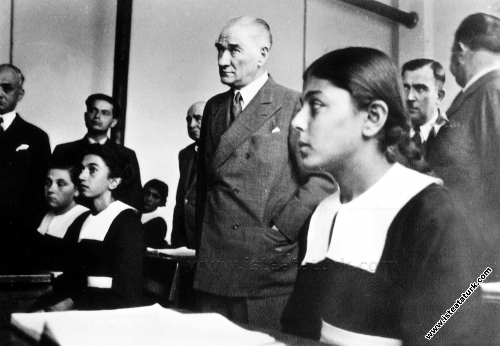 Atatürk Adana'da İsmet Paşa Kız Enstitüsü'nde tarih dersi dinlerken. (19.11.1937) 