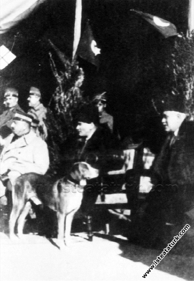Mustafa Kemal Paşa Adana'da, Fahrettin Altay Paşa'yla cirit oynayanları  seyrederken. (17.01.1925)