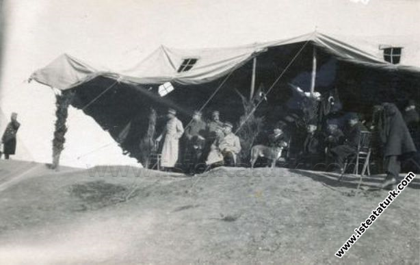Mustafa Kemal Paşa Adana'da, Fahrettin Altay Paşa'yla cirit oynayanları  seyrederken. (17.01.1925)