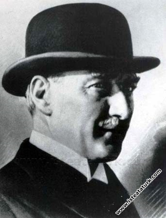 Şapka İnkılabı döneminde, Atatürk melon şapkasıyla. (1925)