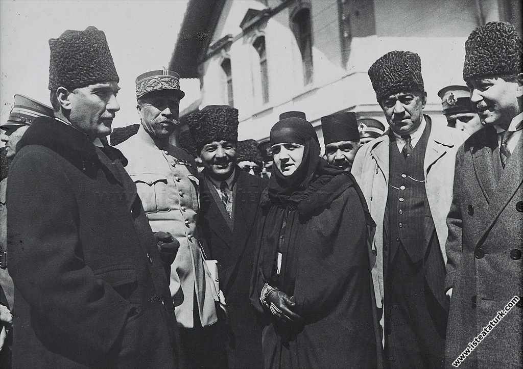Mustafa Kemal Atatürk, Paris'e sefir olarak giden Fethi Okyar'ı uğurlamak için Ankara İstasyonu'na gelirken. (27.03.1925)