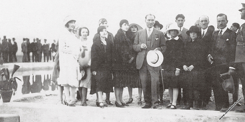 Mustafa Kemal Paşa Gazi Orman Çiftliği’nin açılış törenine katılanlardan bir grupla. (07.06.1925)