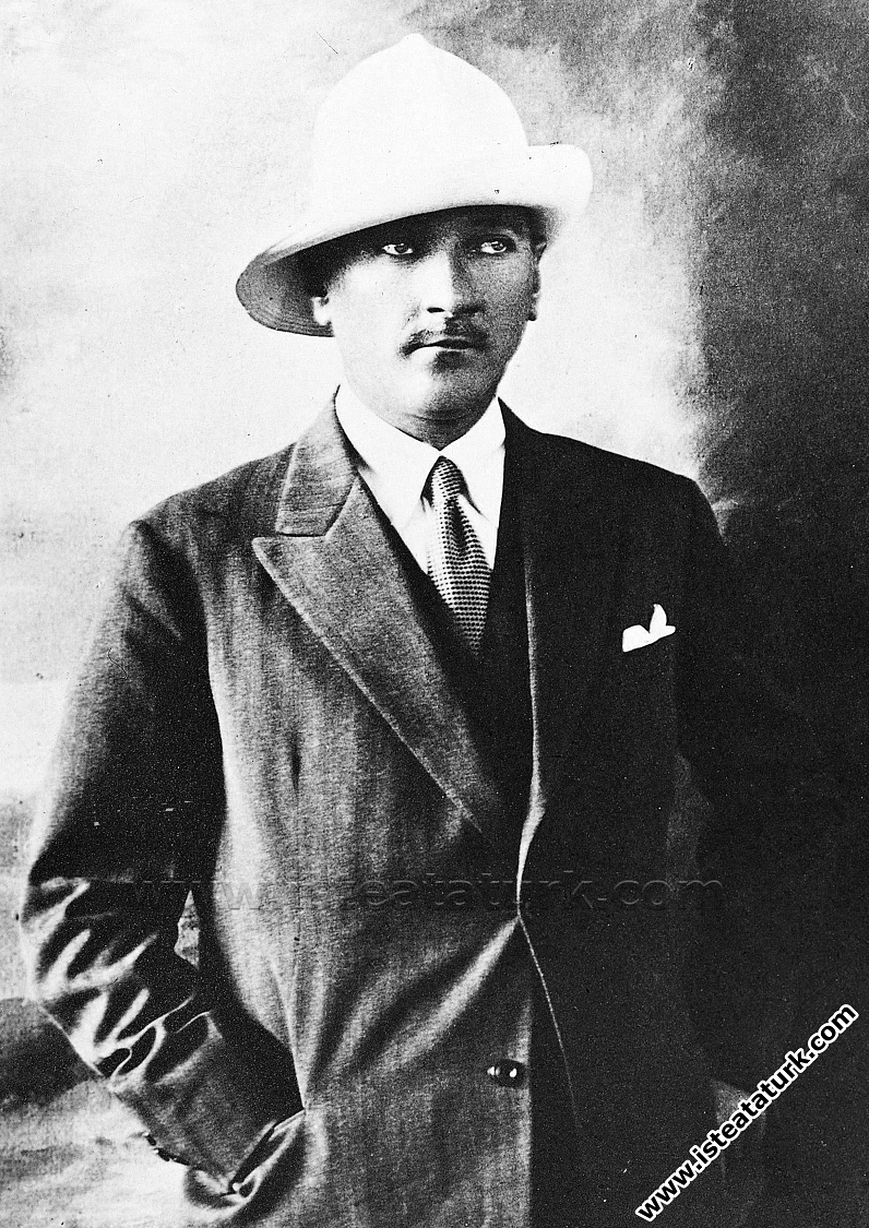 Kıyafet İnkılabı günlerinde, Kastamonu'da Panama şapkasıyla. (23-31.08.1925)