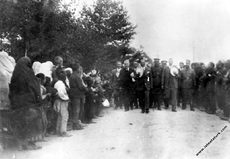 Mustafa Kemal Paşa Kastamonu'ya gelişi, halk ve öğrenciler tarafından coşkun bir şekilde karşılanışı. (23.08.1925)