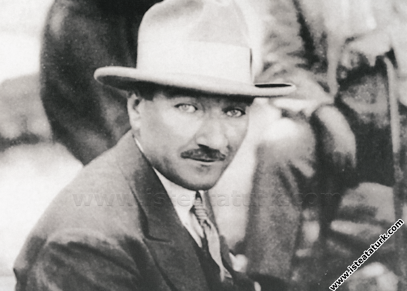 Mustafa Kemal Paşa Kastamonu'dan Ankara'ya dönerken şimdiki Çubuk Barajı'nın olduğu yerde dinlenme anında. (01.09.1925)