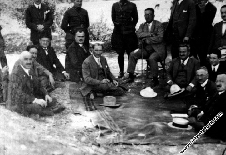 Mustafa Kemal Paşa Kastamonu'dan Ankara'ya dönerken şimdiki Çubuk Barajı'nın olduğu yerde dinlenme anında. (01.09.1925)