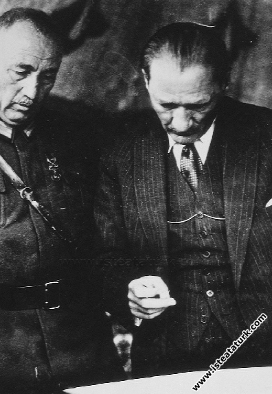 Mustafa Kemal Atatürk Bursa İpek Fabrikası’nda temel atma töreninde. (01.10.1925)