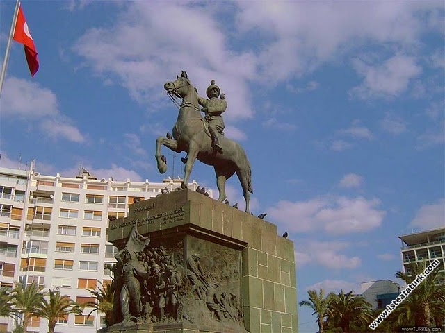 Atatürk Anıtı, İzmir