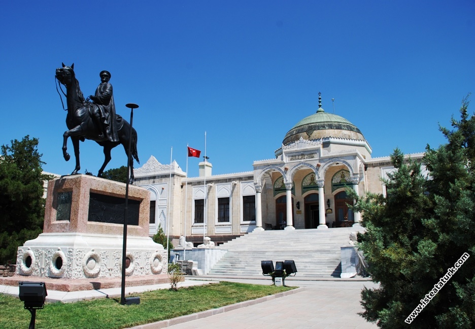 Atlı Atatürk Anıtı, Etnografya Müzesi, Ankara