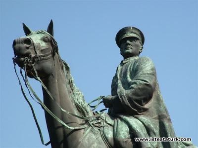 Atlı Atatürk Anıtı
