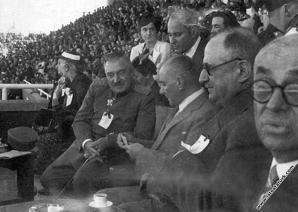 Atatürk Gençlik ve Spor Bayramı'nda stadyumda Y...