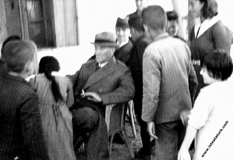 Atatürk Gazi Orman Çiftliği'nde. (11.05.1938)...