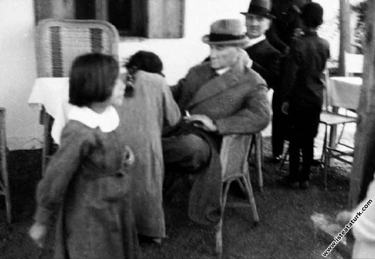 Atatürk Gazi Orman Çiftliği'nde. (11.05.1938)...