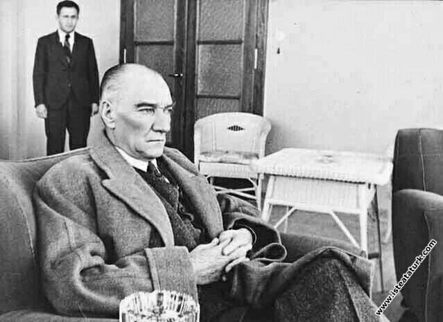 Atatürk Çubuk Barajı'nın müdürlük dairesinde istirahat ederken. (07.05.1938)