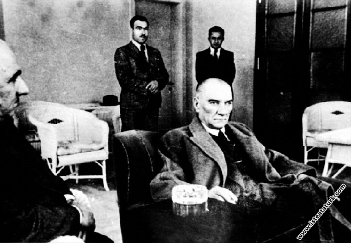 Atatürk Çubuk Barajı'nın müdürlük dairesinde istirahat ederken. (07.05.1938)